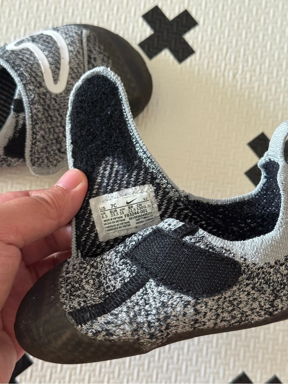 Nike Swoosh 1 flyknit infant black/white/wolf gray sneakers size 7C